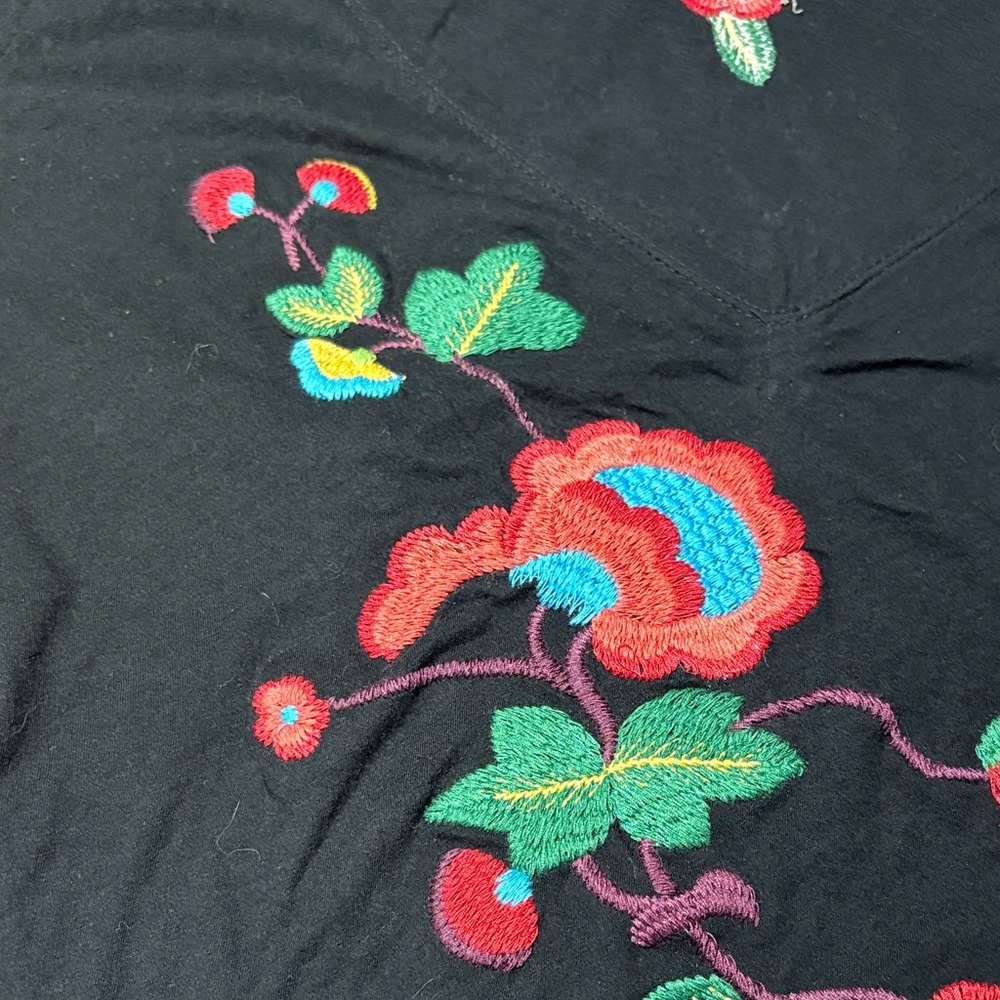 Floral embroidered black V neck short sleeve artsy folk art tropical - Picture 3 of 9